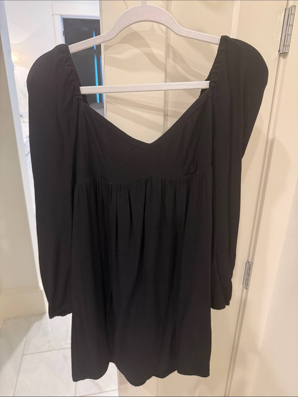 Sunday Best/ Aritzia Black Women’s Long Sleeve V-Neck Top -